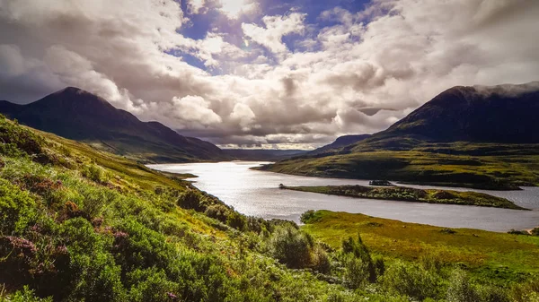 Vistas panorámicas del lago y las montañas, Inverpolly, Escocia, Reino Unido — Foto de Stock