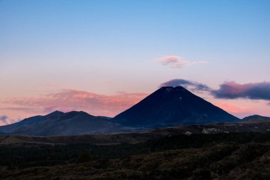 Mt Ngauruhoe doğal görünümünü renkli batımında Tongariro, Yeni Zelanda