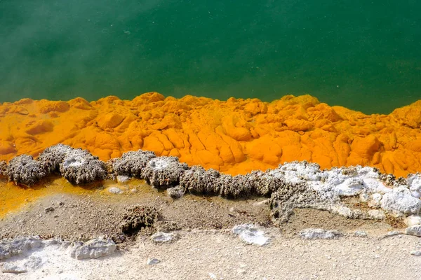 Detail van kleurrijke geothermische zwembad bij Wai o Tapu, Nieuw-Zeeland — Stockfoto