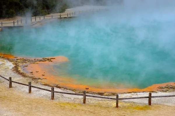 Widok krajobrazu z basenów w Wai o Tapu w pobliżu Rotorua, Nowa Zelandia — Zdjęcie stockowe