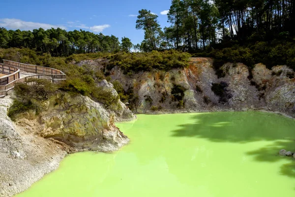 Widok krajobrazu kolorowy puli geotermalnych w Wai o Tapu, Nowa Zelandia — Zdjęcie stockowe