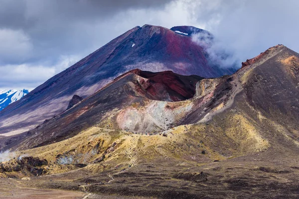 Paisaje volcánico con cráter rojo y monte Ngauruhoe, Tongariro, NZ —  Fotos de Stock