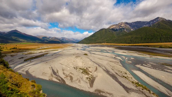 Veduta paesaggistica del fiume e delle montagne al passo di Artù, NZ — Foto Stock