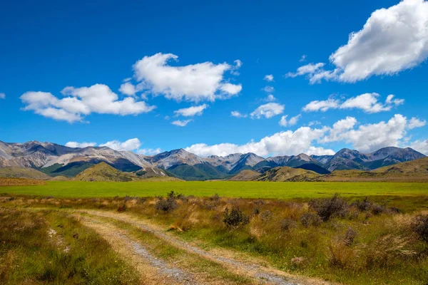 Bella vista sul paesaggio di montagne e prato, Nuova Zelanda — Foto Stock