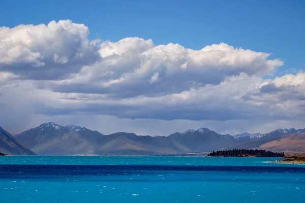 Paisaje vista del lago Tekapo, montañas y nubes dramáticas, Nueva Zelanda —  Fotos de Stock