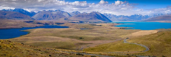 Panoramic landscape view of lakes and mountains, Lake Tekapo, NZ — Stock Photo, Image