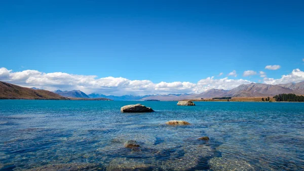 Панорамний краєвид видом на Tekapo озеро та гори, Нова Зеландія — стокове фото