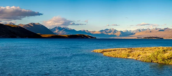 Panoramatický pohled z jezera Tekapo při západu slunce, Nový Zéland — Stock fotografie