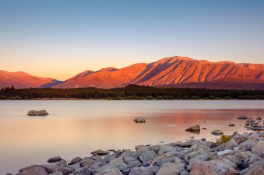 Uzun pozlama manzaralı Lake Tekapo ve Dağları, Yeni Zelanda