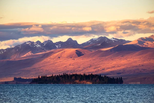 Landschap uitzicht op Lake Tekapo en bergen bij zonsondergang — Stockfoto