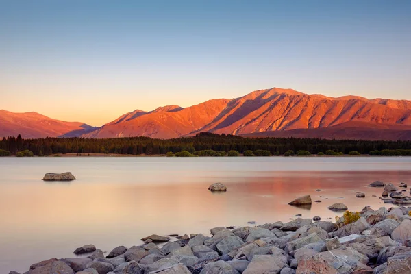 Vista panorámica de larga exposición del lago Tekapo y las montañas, Nueva Zelanda —  Fotos de Stock