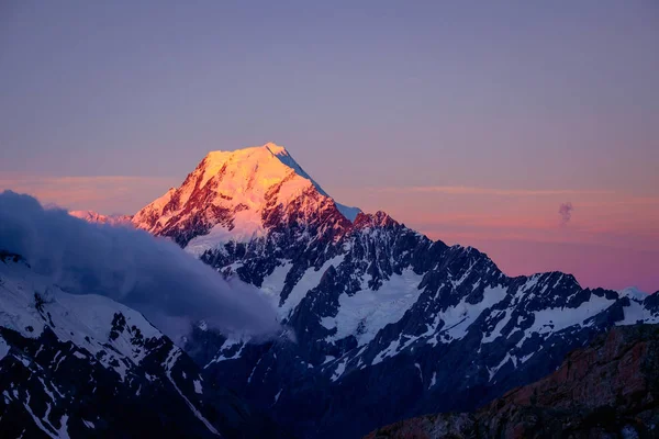 Vista panorámica al atardecer de la cumbre del Monte Cook con cielo colorido, Nueva Zelanda — Foto de Stock