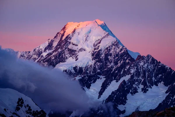 Vista panorámica de la cumbre del Monte Cook al atardecer colorido, Nueva Zelanda — Foto de Stock