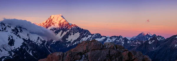 Vue panoramique de la chaîne de montagnes Mt Cook au coucher du soleil coloré, NZ — Photo