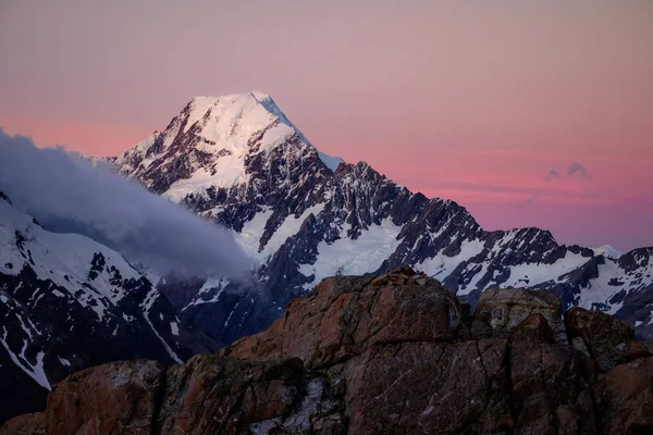 Vista panorámica al atardecer del monte Cook con cielo colorido, Nueva Zelanda —  Fotos de Stock