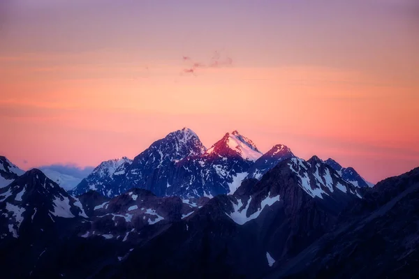 Drammatico tramonto di montagna colorato nella zona di Mt Cook, NZ — Foto Stock