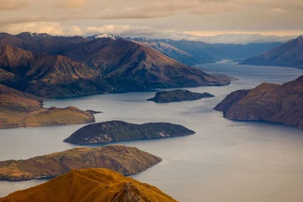 Belle vue sur le paysage levant du lac Wanaka, Nouvelle-Zélande — Photo