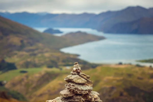 Vista paisagem da pirâmide rochosa com fundo de montanhas, Nova Zelândia — Fotografia de Stock