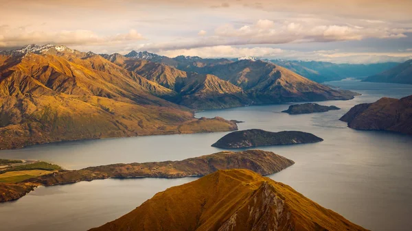 Bella vista panoramica dall'alba dalla vetta di Roy, Nuova Zelanda — Foto Stock