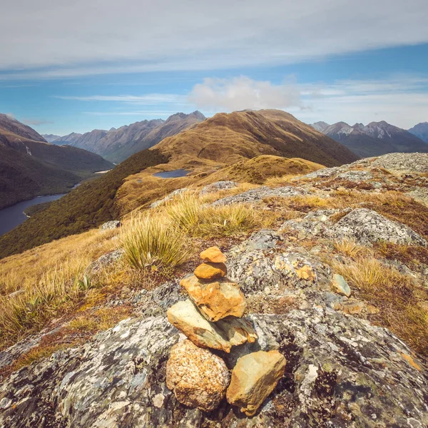 작은 바위 피라미드와 산맥, 뉴질랜드의 풍경 보기 — 스톡 사진