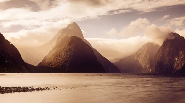 Vista panorâmica panorâmica do som de Milford ao pôr-do-sol, Nova Zelândia — Fotografia de Stock