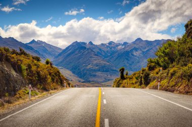Lake Hawea, Nz yakınındaki dağ manzarası ile doğal yol