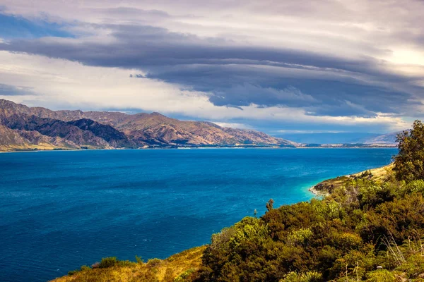 Panorama del lago Hawea e montagne con cielo spettacolare, NZ — Foto Stock