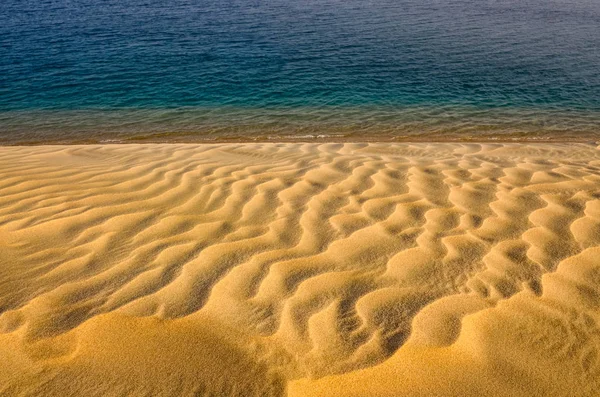 Vista detallada de dunas de arena contrastantes y agua del océano — Foto de Stock