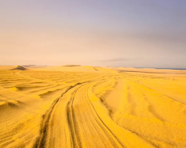 Detalhe das pistas de pneus no deserto de areia — Fotografia de Stock