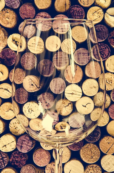 Detail of wine glass and corks in filtered old vintage style — Stock Photo, Image