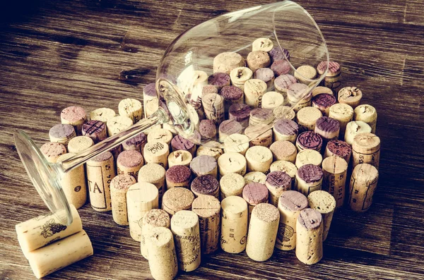 Detail of wine glass on corks in filtered old vintage style — Stock Photo, Image