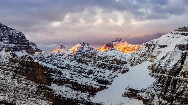 Vue sur la chaîne de montagnes au lever du soleil coloré — Photo