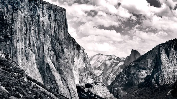 Berömda liggande vy av Yosemite nationalpark i svart och vitt — Stockfoto