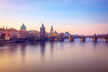 Cityscape görünümü uzun pozlama, Prag ünlü Charles Köprüsü