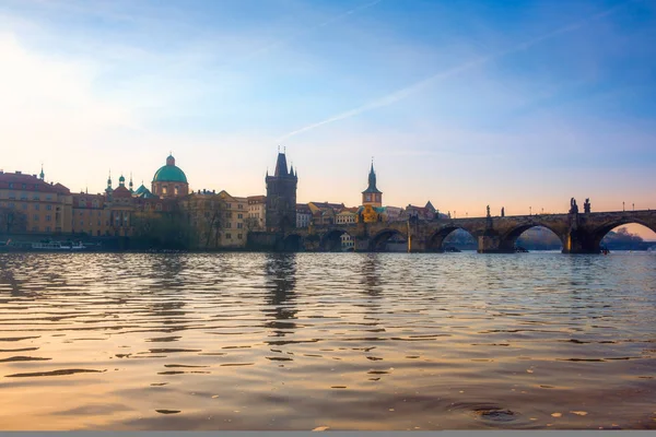 Cityscape-utsikt over den berømte Charles-broen og Vltava-elva, Praha – stockfoto