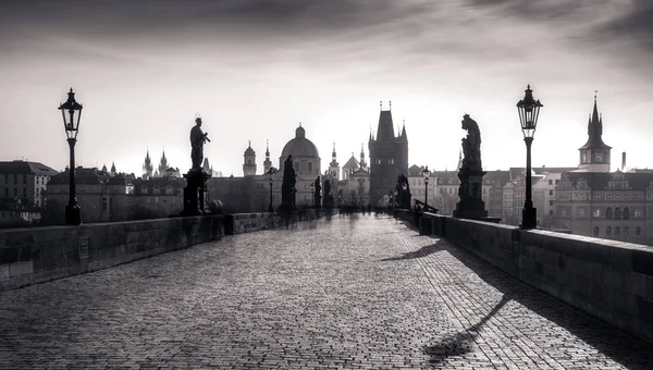 Vista panorámica monocromática del puente de Carlos en larga exposición, Praga —  Fotos de Stock