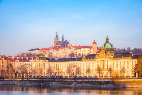 Vista de la ciudad del famoso castillo de Praga al amanecer colorido — Foto de Stock