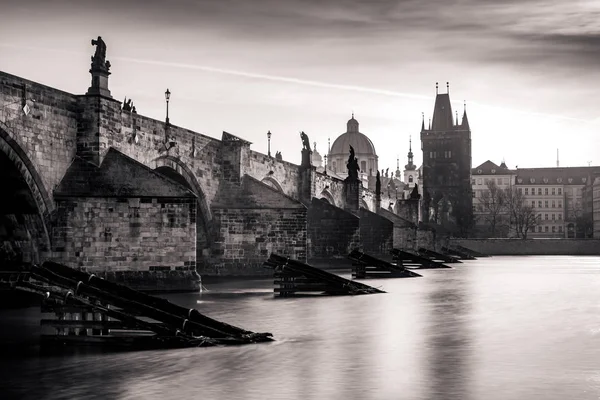 Vista panorámica del puente de Carlos en Praga al amanecer —  Fotos de Stock