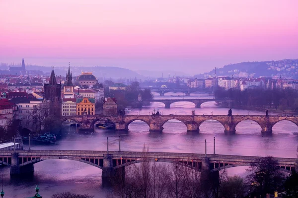Vista panorámica de los puentes y paisajes urbanos de Praga al amanecer — Foto de Stock