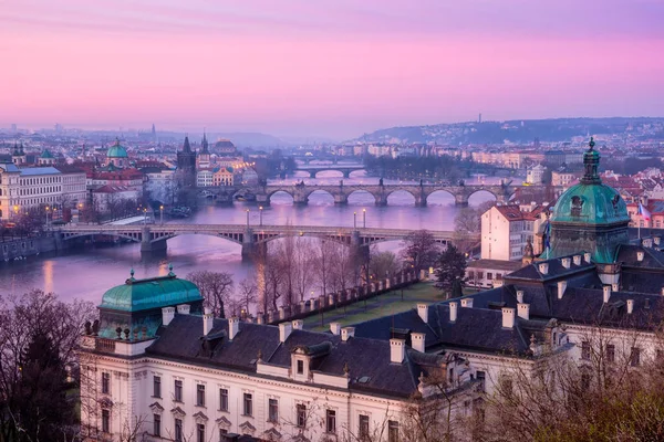 Vista panorâmica das pontes e da paisagem urbana de Praga ao nascer do sol — Fotografia de Stock