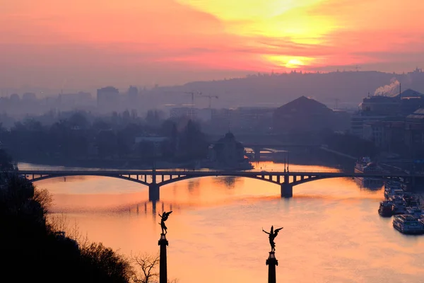 Живописный вид на восход солнца над рекой и один из мостов Праги — стоковое фото
