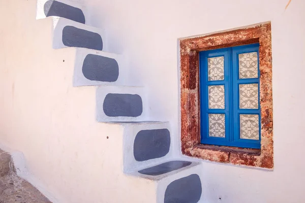 Vista detalhada da janela grega colorida tradicional, Santorini — Fotografia de Stock