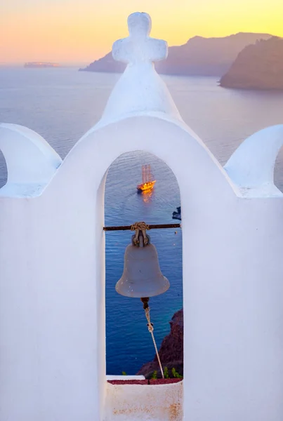 Traditional greek church bell and seascape background on Santori — Stock Photo, Image