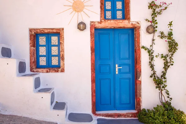 Vista detalhada de portas e janelas gregas coloridas tradicionais, Santorini — Fotografia de Stock