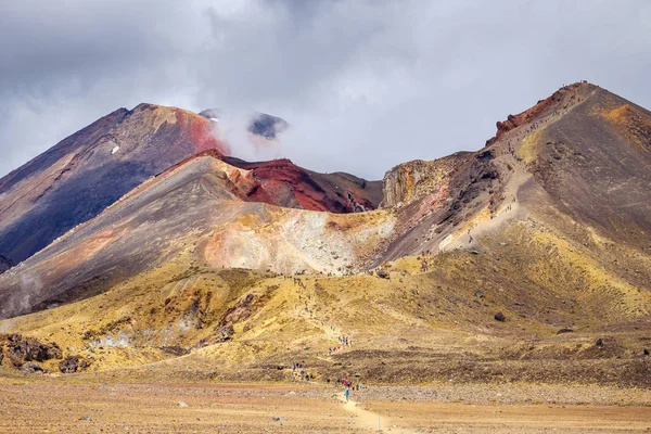 Paisaje volcánico y cráter del volcán, Parque Nacional Tongariro —  Fotos de Stock