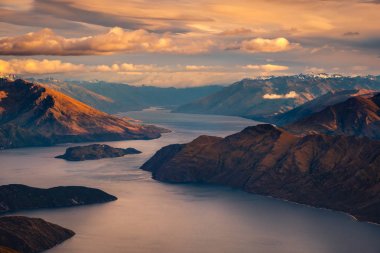 Sunrise manzaralı göl ve Roy'un tepe, Nz Dağları