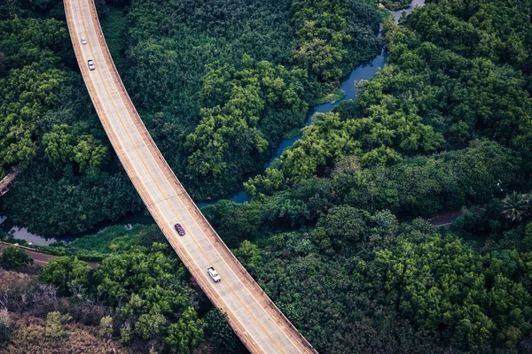 Vista aérea da estrada em exuberante floresta verde, Kauai, Havaí — Fotografia de Stock