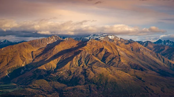 Пейзажний вид на гірський масив на сході сонця, озера Ванака, Нова Зеландія — стокове фото