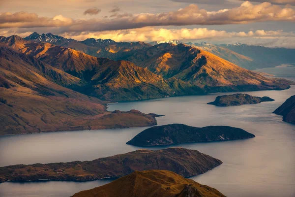 Hermosa vista del paisaje del amanecer desde el pico de Roy, el lago Wanaka, Nueva Zelanda —  Fotos de Stock