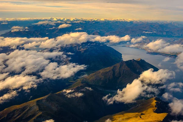 Luchtfoto landschapsmening van gebergte en Lake Wakatipu, Nz — Stockfoto